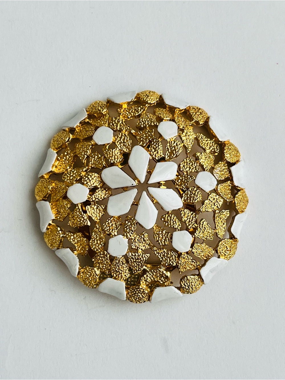 ✨ Vintage Signed HOLLY HILL Gold-Tone & White Enamel Brooch / Clip 🤍💛